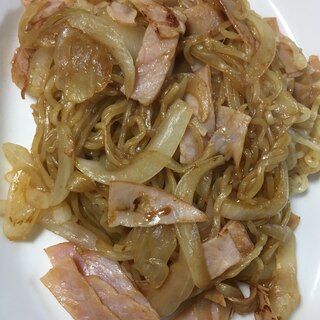 市販品の焼きそばセットを使った、新玉焼きそば